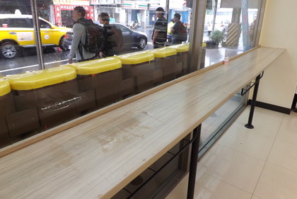 窓際のイートインコーナ